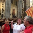 Con mi bandera catalana en la Catedral de San Vito en el Castillo de Praga con Rosana (la organizadora del grupo y propietaria de gran tienda esotrica en Barcelona) y su marido en el Castillo de Praga el 13 / 6 / 2015