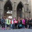 Con Ana y su grupo peruano-andino de almas de casa que viven en Miln, el 1 de novimbre de 2013 en Praga delante de la iglesia de La Virgen Mara bajo cadena